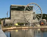 Oslo czy warto? Muzeum Muncha i diabelski młyn na nabrzeżu, ludzie odpoczywają nad wodą.