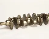 Detalle de las partes del cigueñal de un motor, con sus muñones y contrapesos.