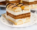 Szybkie ciasto z serkiem mascarpone, przełożone kremem i biszkoptem, ozdobione czekoladą. Idealne na deser.