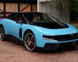 Ein hellblauer Ferrari mit schwarzem Dach und Felgen steht auf einem roten Ziegelstein-Muster. Neue Ferrari-Nachrichten über dieses Modell sind heiß begehrt.