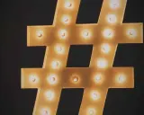 Un grande simbolo cancelletto illuminato da lampadine, un vero #portrait di luce e tendenza.
