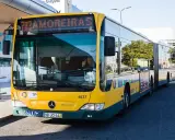 Gelber Flughafenbus am Lissabon Flughafen, bereit für die Fahrt in die Innenstadt.