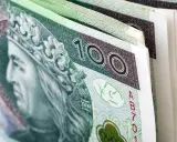 Stos banknotów 100 zł, symbolizujący premię uznaniową. Król na banknocie wygląda jakby cieszył się z dodatkowych pieniędzy.