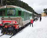Treno della Transiberiana d'Abruzzo in sosta, con passeggeri sulla neve. Le tappe di questo viaggio unico tra montagne innevate.