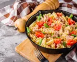 Obiad z niczego: makaron fusilli z tuńczykiem, pomidorkami i fasolką szparagową w patelni.