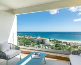 Balkon mit Meerblick in Portugal. Hier finden Sie außergewöhnliche Unterkünfte mit entspannter Atmosphäre und atemberaubender Aussicht.