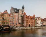 Widok na zabytkowe kamienice i statek piracki w Gdańsku.
