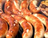 Grillowana kiełbasa na ruszcie, rumiana i soczysta.