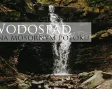 Wodospad na Mosornym Potoku, kaskada wody spływająca po skalistym zboczu w otoczeniu zieleni.