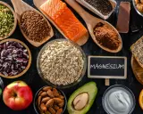 Magnesium-reiche Lebensmittel wie Lachs, Haferflocken, Nüsse und dunkle Schokolade zeigen die Wirkung von Magnesium auf den Körper.