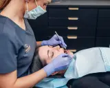 Boli i puchnie? Opuchlizna zęba: ulga w domu i wizyta u dentysty