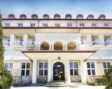 Sanatorium Jadwiga w Lądku Zdroju, z charakterystycznymi arkadami i balkonami, zaprasza na wypoczynek.