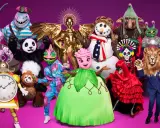 Masked Singer Sverige: En grupp fantasifulla karaktärer, från en haj i pirathatt till en blomma och en lejonman, redo att sjunga.