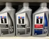 Tres botellas de aceite Mobil 1 con diferentes viscosidades: 10W-30, 0W-40 y 5W-20.