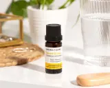 Un flacon de vitamine D3 vegan, un remède de grand-mère pour pallier le manque de vitamine D, à côté d'un verre d'eau.
