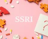 Pigułki, puzzle z literami i znak zapytania. Co to SSRI?
