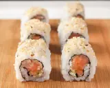 Sushirullar med lax och sesamfrön, perfekt för ett sushiris recept.