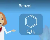 Eine Wissenschaftlerin erklärt die chemische Formel C₆H₆ für Benzol, daneben eine Flamme und eine Flasche.