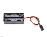 Schwarzer Halter für vier AAA-Batterien, bereit für die akku reihenschaltung. Mit roten und schwarzen Kabeln sowie einem Stecker.