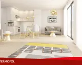 Warstwa izolacyjna i mata do podłogówki TERMOFOL pod jasnym drewnianym parkietem w nowoczesnym salonie z kuchnią.