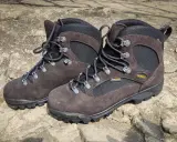 Brązowe buty trekkingowe Aku Camana Fitzroy, gotowe na górskie wyzwania.