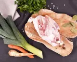 Surowa porcja rosołowa z warzywami: porem, marchewką, pietruszką, liśćmi laurowymi i zielem angielskim.