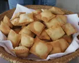 Un panier rempli de beignets dorés, une spécialité des Hautes-Alpes, prêts à être dégustés.