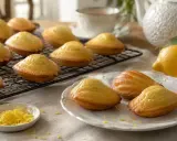 Douceurs dorées : des biscuits madeleine citron, parfaits avec une tasse de thé.
