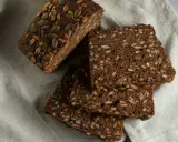 Dunkles Vollkornbrot mit vielen Kernen und Samen. Ein ideales Brot zum Abnehmen, das gut sättigt und viele Nährstoffe liefert.