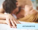 Intymna chwila, gdy mężczyzna całuje kobietę w szyję. Warto wiedzieć, jak dogodzić kobiecie, by budować bliskość. #STARAMYSIĘ