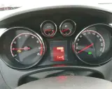 Opel Meriva, kontrolka silnika i kod 82 na wyświetlaczu. Prędkościomierz i wskaźnik paliwa.