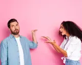 Pareja discutiendo. Ella le reclama, él no sabe qué hacer cuando tu pareja te ignora.
