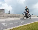 Mężczyzna na rowerze pokonuje trasę. Zastanawiasz się, ile kalorii spalisz na 18 km na rowerze?