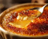 Une cuillère de crème brûlée, son origine française est un délice caramélisé.