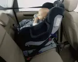 Bebé seguro en su silla de coche, listo para viajar. Aprende como llevar a un bebe en el coche correctamente.