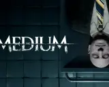 Tytuł gry "The Medium" na tle mrocznego pokoju. Obok leży mężczyzna w garniturze, jakby w transie.