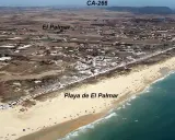 Luftaufnahme des Strandes von Vejer de la Frontera, Playa de El Palmar, mit dem Dorf El Palmar im Hintergrund.