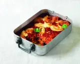 Parmigiana di melanzane ricetta originale in teglia, con pomodoro, mozzarella filante e basilico fresco.