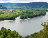 Malownicza dolina Wachau z wijącą się rzeką, zielonymi winnicami i uroczą wioską.