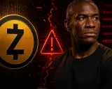 Arthur Hayes wpatrzony w ostrzeżenie o "PROTOCOL FLAW" obok symbolu Zcash.