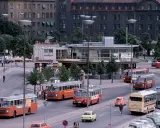 Trafikscen med bussar och bilar vid restauranger norra Bantorget.