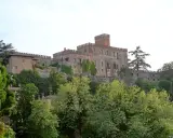 Castello medievale su una collina, un'idea per cosa vedere a Parma e dintorni in 3 giorni.