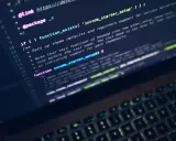 Kod źródłowy z funkcją `incode_starter_setup`, która obsługuje różne funkcje WordPressa. Widać fragmenty kodu, w tym warunek `if` i komentarze, sugerujące użycie `switch case` do zarządzania logiką.
