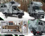 Kamper wyprawowy w zimowym lesie, z widokiem na wnętrze: kuchnia, łazienka i sypialnia.