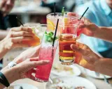 Radosne toasty kolorowymi drinkami i piwem. Czyżby to początek wieczoru, czy już nagły spadek tolerancji na alkohol?