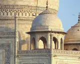 Detailansicht des Taj Mahal, ein Meisterwerk islamischer Architektur mit kunstvollen Verzierungen und Kuppeln.