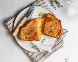 Perfektes gegrilltes Käsesandwich-Rezept: goldbraunes Brot, geschmolzener Käse, frischer Thymian und grobes Salz.