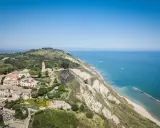 Panoramica del Parco San Bartolo: borgo con chiesa, scogliere a picco sul mare Adriatico e spiagge. Cosa vedere in questo incantevole angolo di costa.