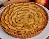 Tarta de manzana dorada, con finas láminas de manzana dispuestas en espiral sobre una base crujiente. ¡Perfecta para disfrutar!