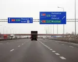 Droga szybkiego ruchu z tablicami kierunkowymi do Poznania, Łodzi, Katowic, Gdańska i Wrocławia.